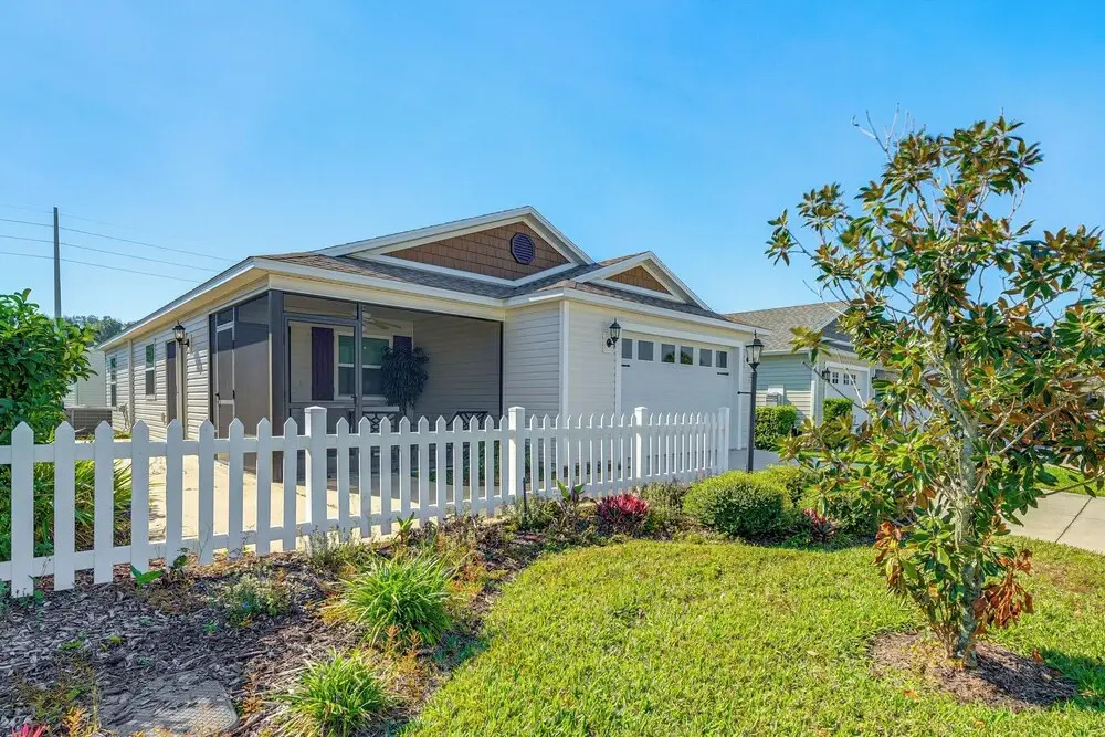 Golf, Shop and Unwind Lovely Home in The Villages!