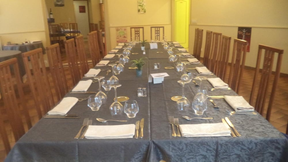 Logis Hotel Des Voyageurs Restaurant La Bonne TablHay