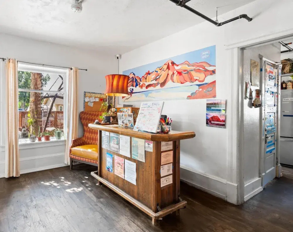 Bunk & Brew Historic Lucas House - Hostel