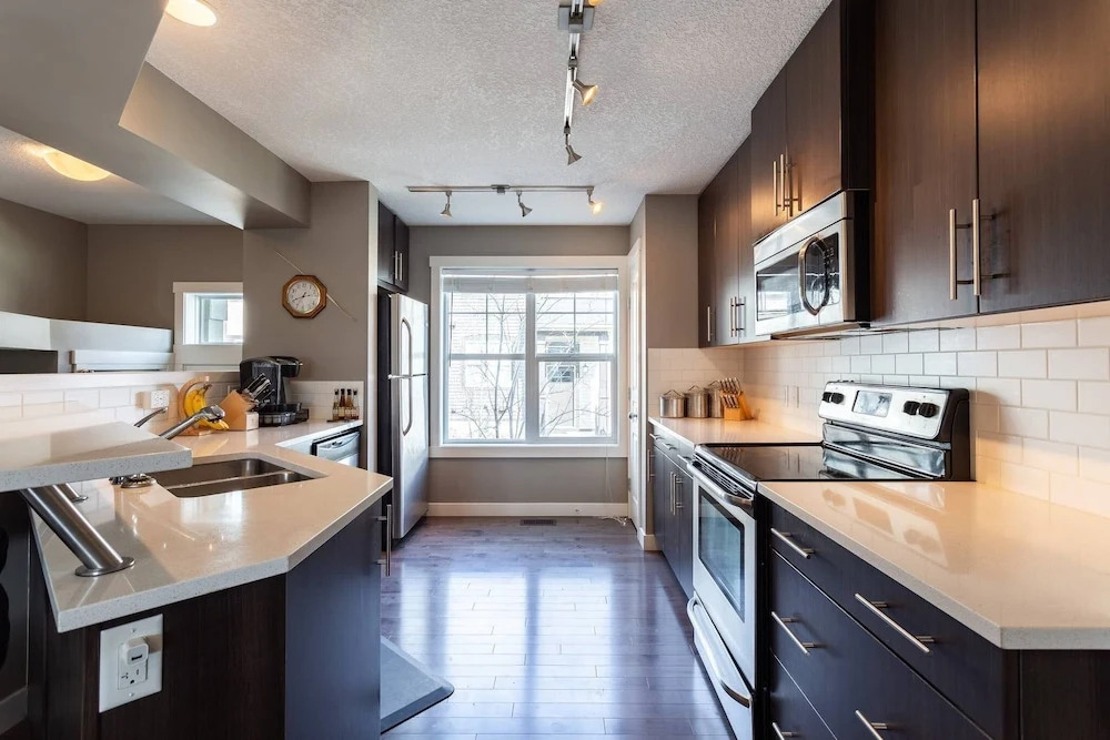 Upscale Townhome,banff,spruce Meadows ,pets