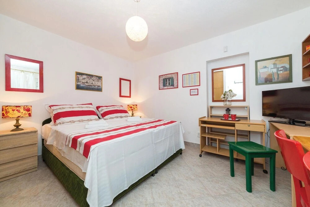 Amazing Home in Seget Donji With Wifi and 5 Bedrooms