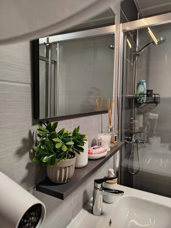 7th Floor Cozy Condo With Parking, Pool, Fitness !