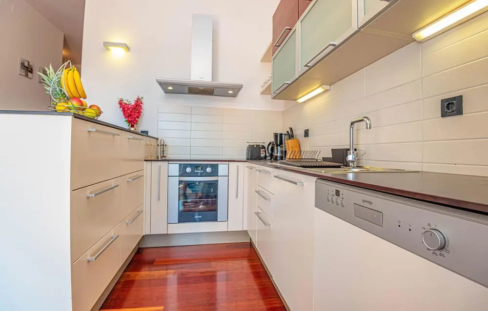 4 Bedroom Stunning Home In Brodarica