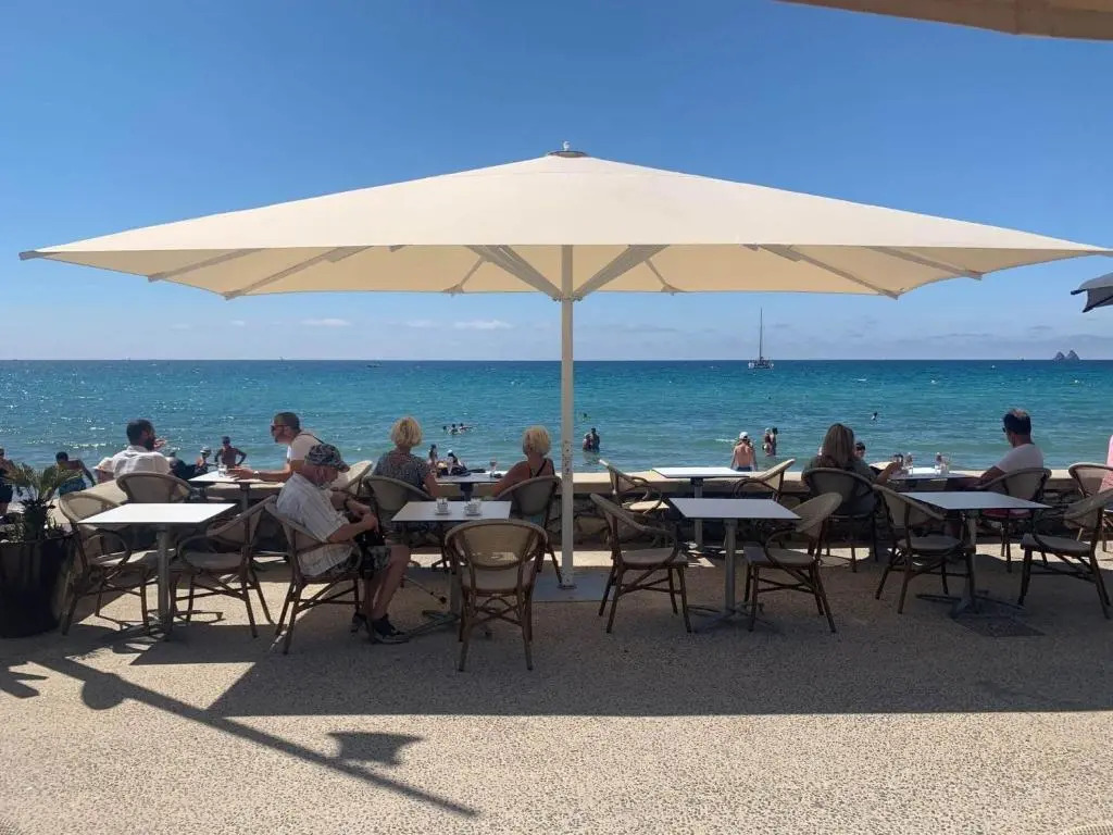 60 m2 , 2 chambres, très calme, plage et commerces à 3 minutes à pied, WIFI fibre optique et parking gratuit