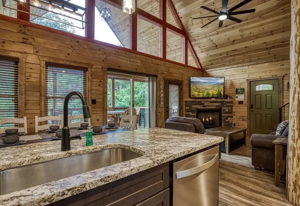 ERN841 - SWEET FEET RETREAT - LOCATION, LOCATION, AND PRIVATE INDOOR POOL! cabin