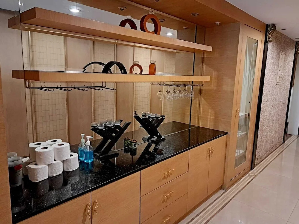 2D - 3 Bedroom Downtown Apartment With Shared Pool