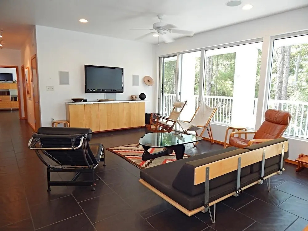 055 Bough House