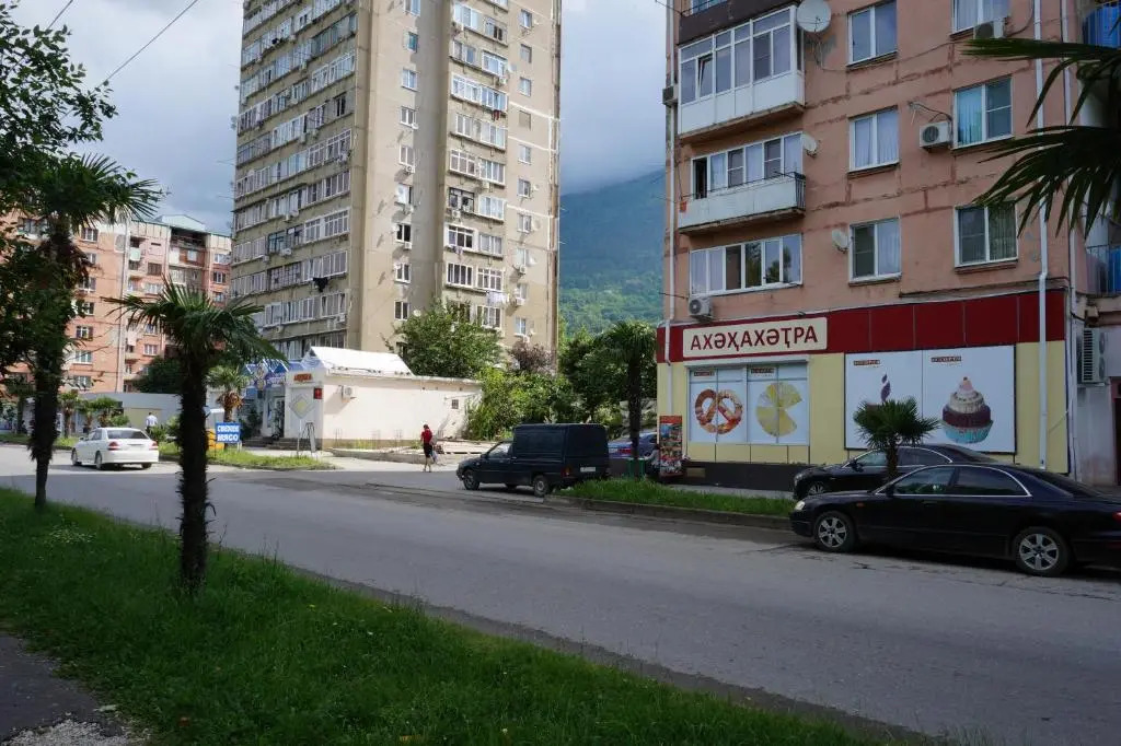 3-h komnatnye apartamenty po ulitse Abazgaa