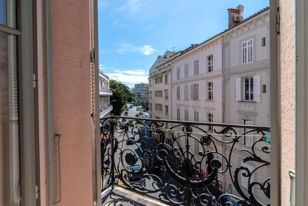 La Guitare 22 - Spacious 1 Br Apartment in the Center of Cannes, Right Behind Grand Hotel