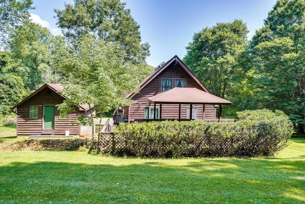 Cabin w/ Deck ~ 3 Mi to Apple Valley Lake!
