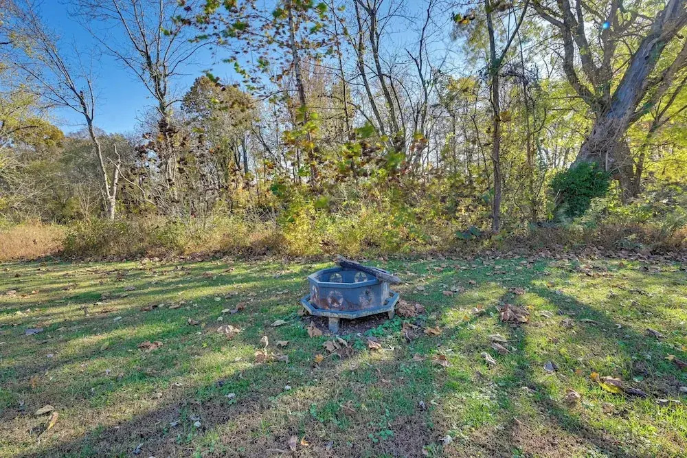 6 Mi to Rough River Lake! Waterfront Home w/ Deck