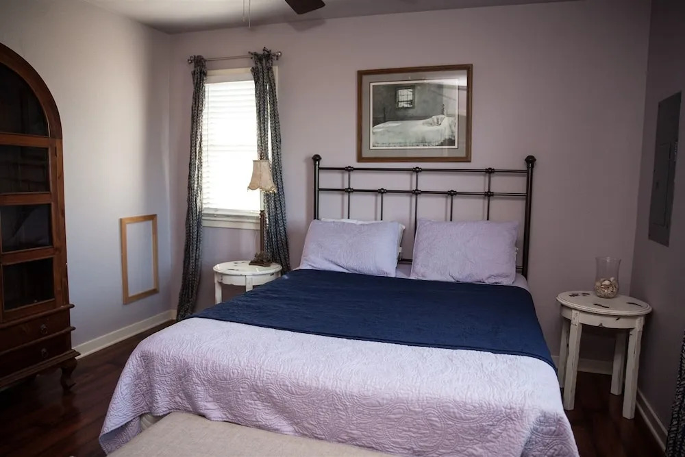 Austin's Pointe 4 Bedroom Cottage by RedAwning