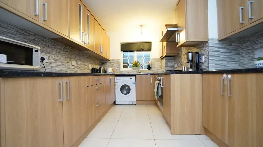 4Bed Spacious House Free Parking