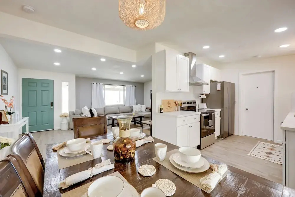 Mtn-view Home w/ Hot Tub: 8 Mi to Joshua Tree!