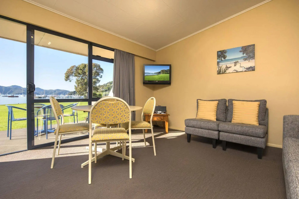 Bay Vista Waterfront Motel