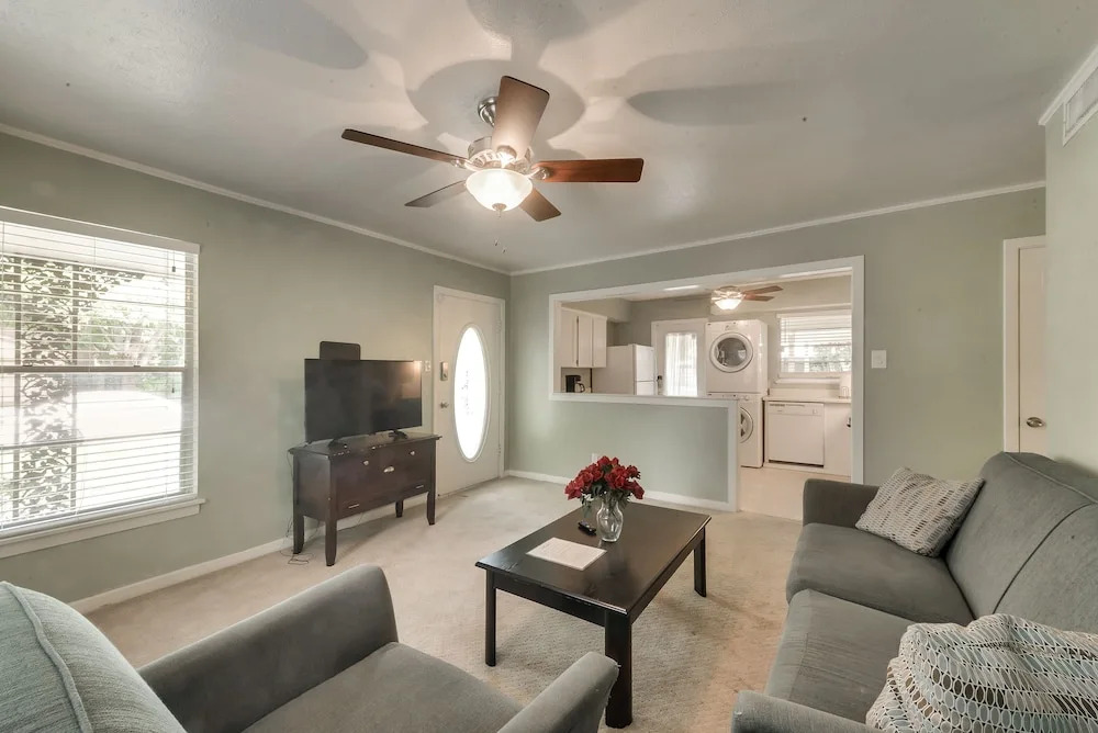 Longhorn Estate- 3 BD Arlington Home