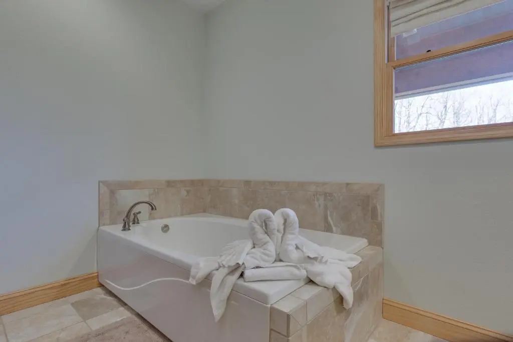 Orchard Hideaway, 3 Bedrooms, Fireplace, WiFi, Gas Grill, Sleeps 6