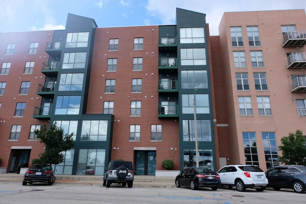 Spacious Townhome w Parking by Frontdesk