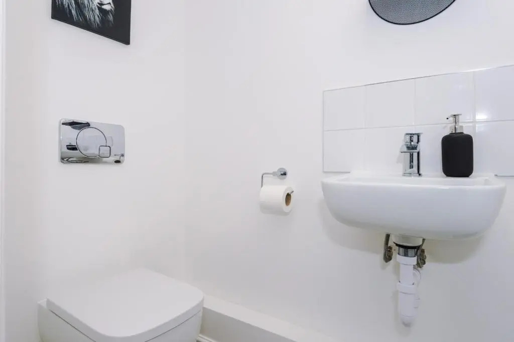 Spacious 5-bedroom Contractor House Sleeps 7 with Parking by PureStay