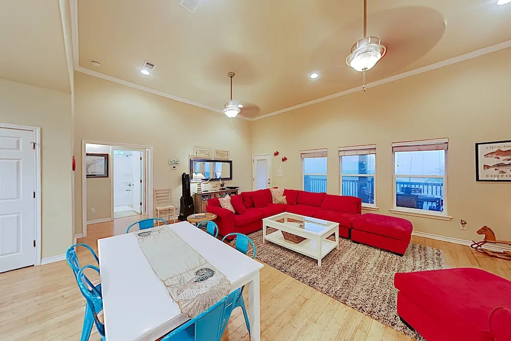 Spacious Gulf-side - Steps To Beach 4 Bedroom Home