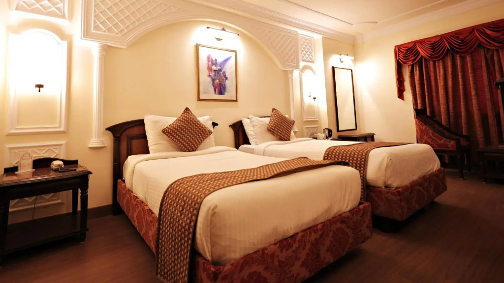Hotel Arya - Unmarried Couples are not Allowed