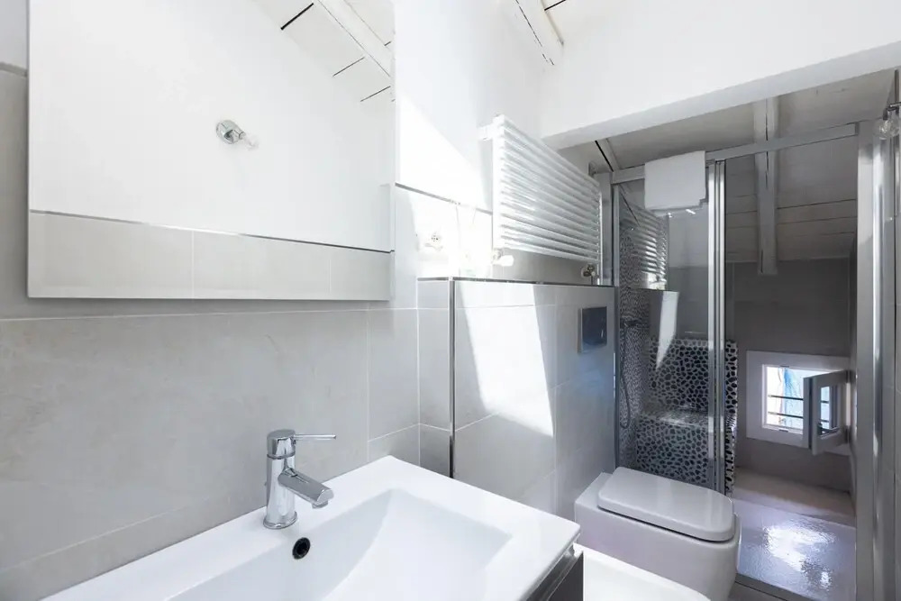 Asinelli in Bologna with 1 bedrooms and 1 bathrooms