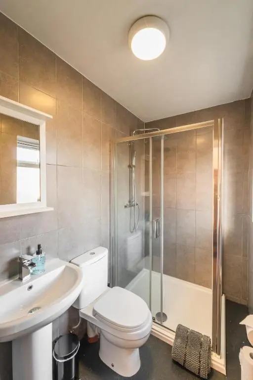 Lovely 2 beds -Ground Floor Apartment - free parking ,wifi - Southampton.