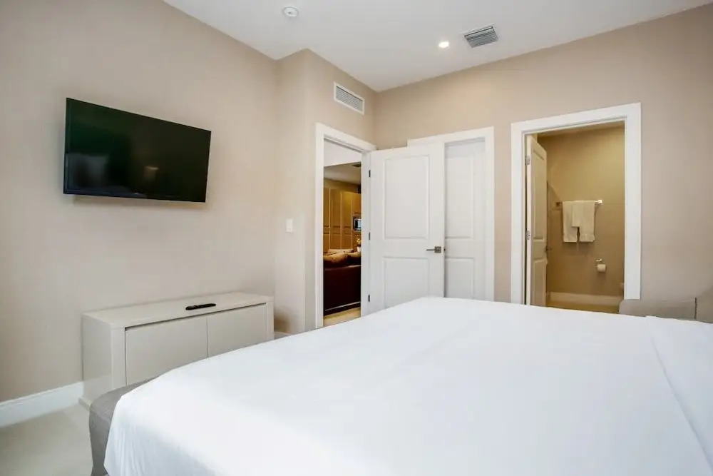 Amazing 3 Bedroom Magic Village Townhome 7607re