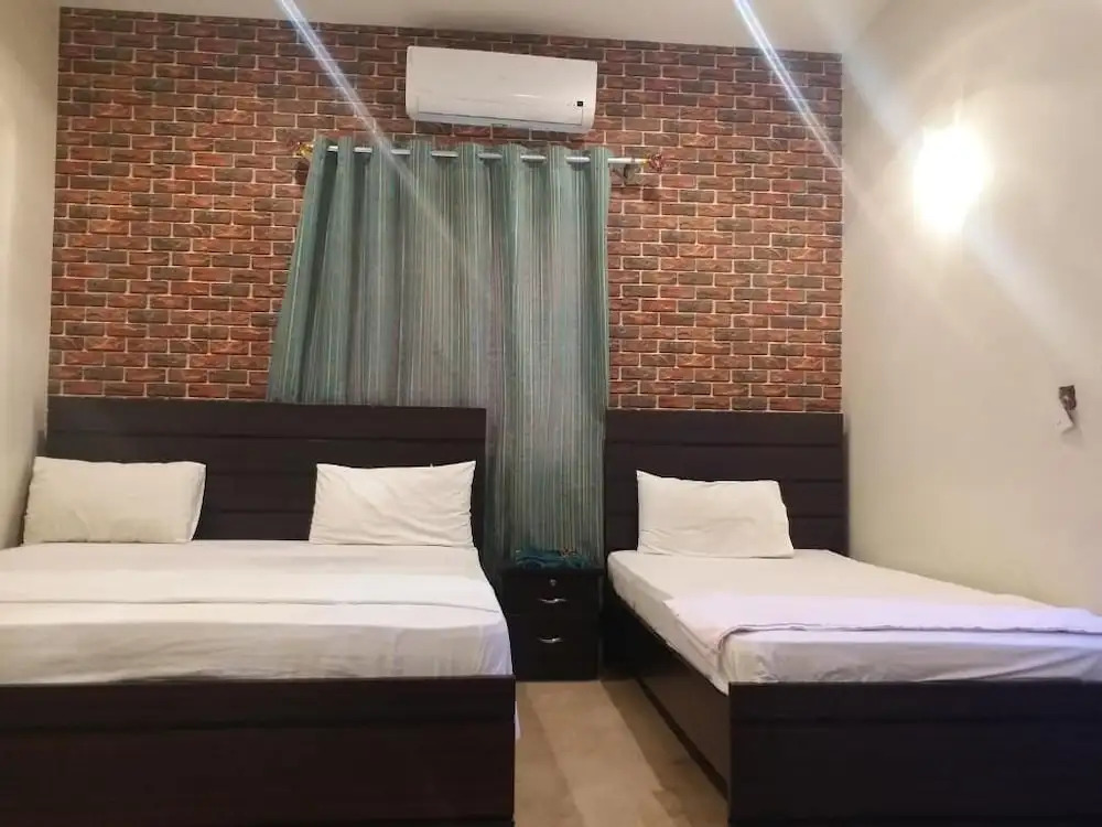 Hotel Elegant Near Karachi Expo Center and Agha Khan