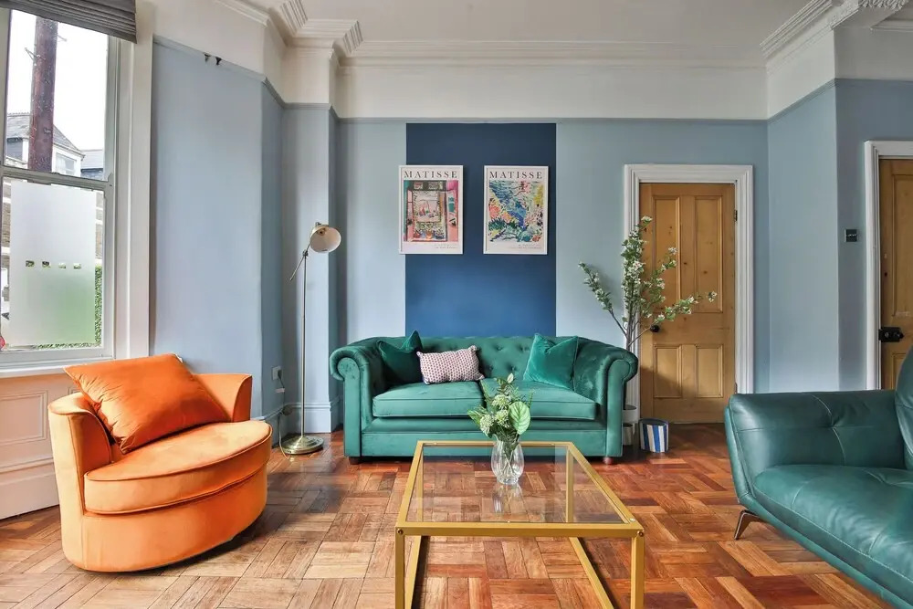 4 Bed House with Pool Table & Parking