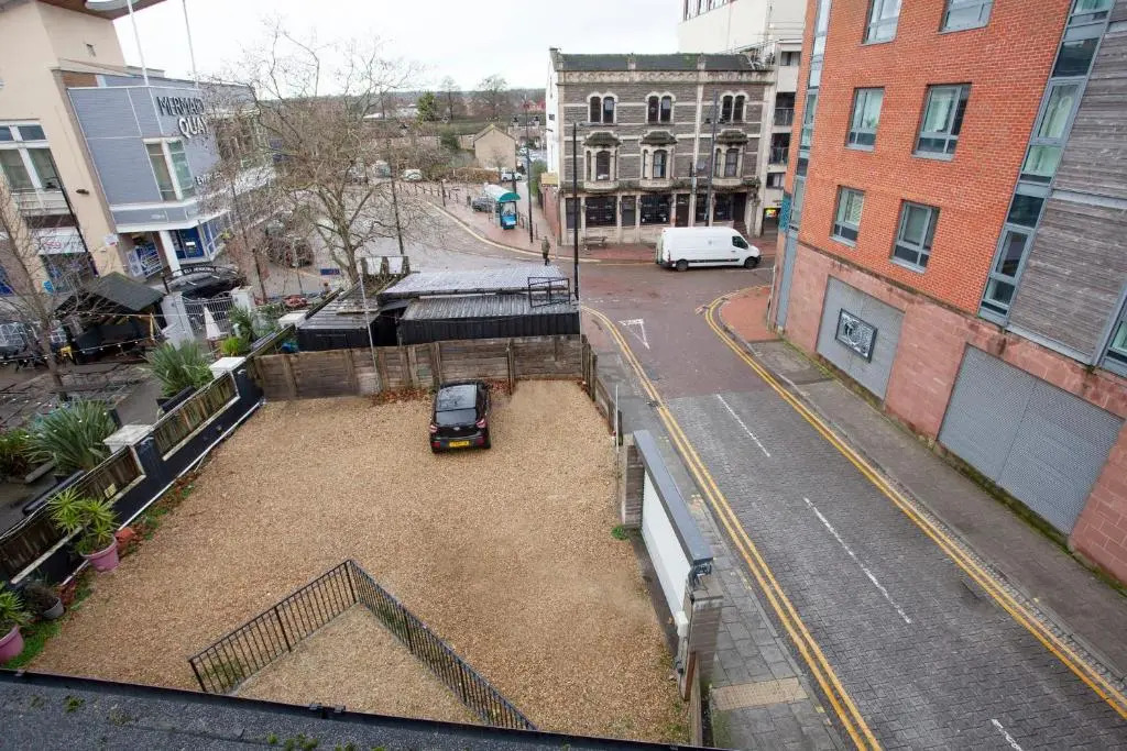 Quirky Cardiff Bay Hen House Sleeps 14-16
