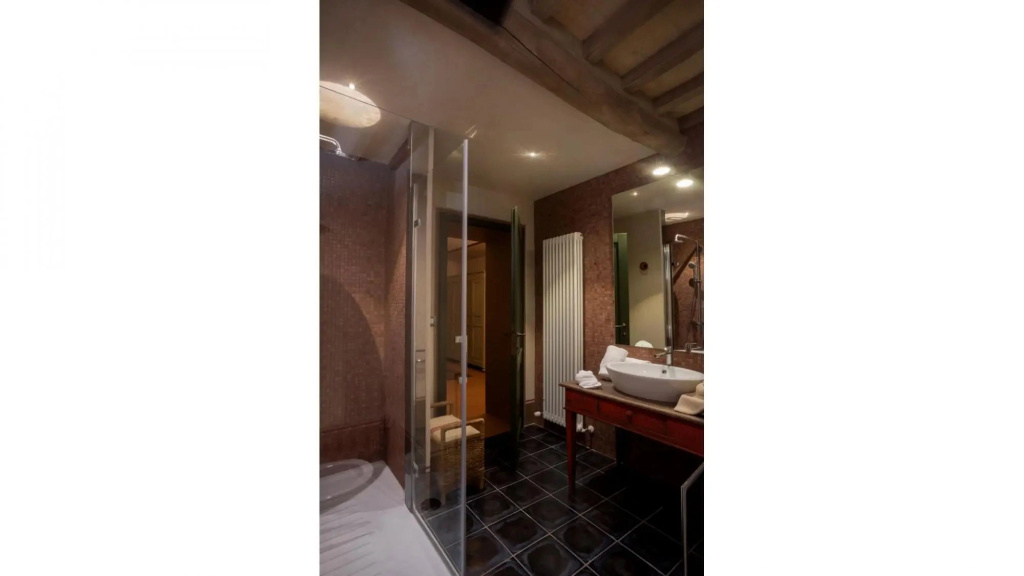 Sleeps: 12 (6 bedrooms, 6 bathrooms) 450 m2. Private garden and the pool (5x12 mts – 1,30mts depth),-VILLA LEOPOLDINA