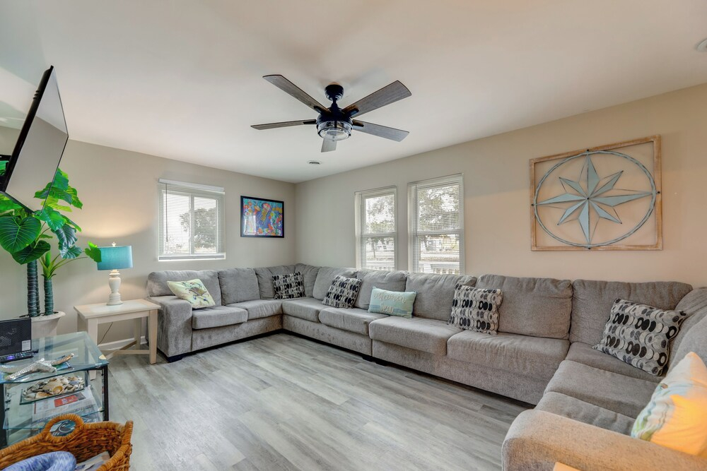 Luxe 'cozy Crab Shack' w/ Porch in Indian Beach!