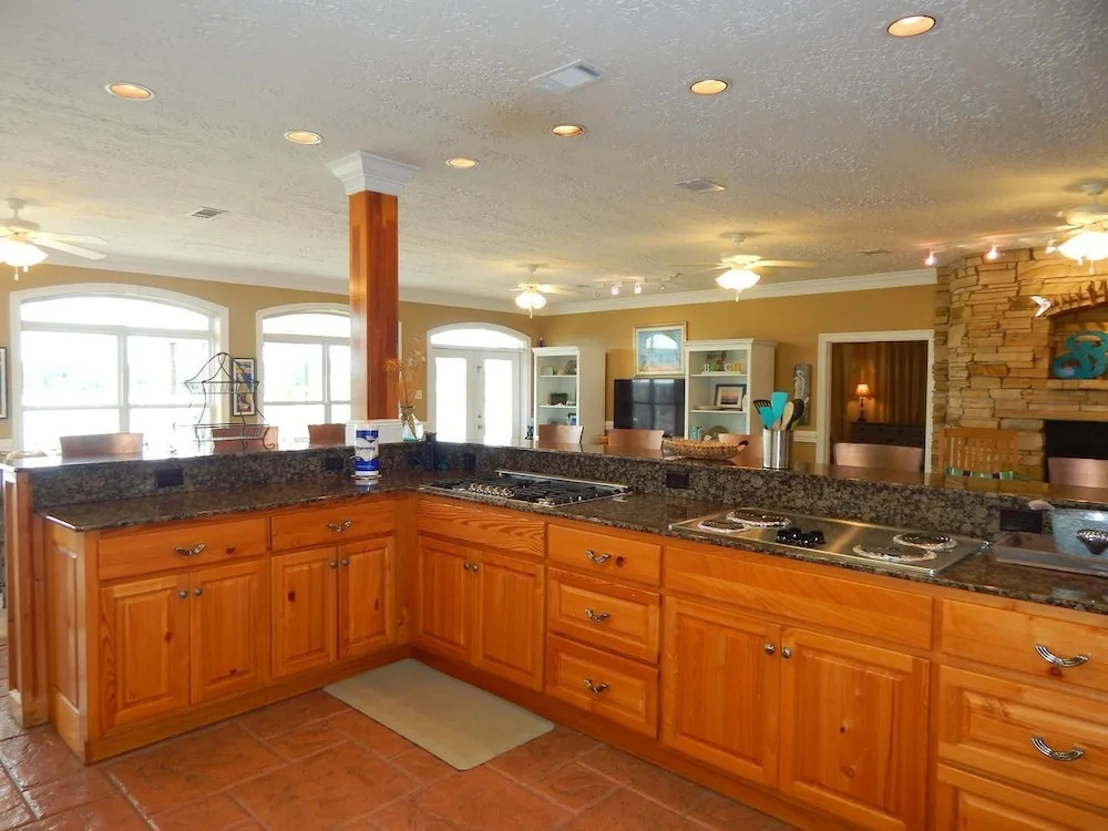 015 Red Roof Inn 4 Bedrooms 4 Bathrooms Home