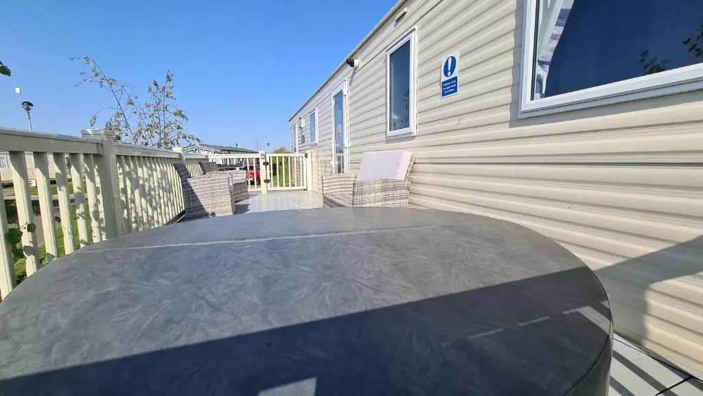 Luxury 8 berth Caravan with Hot Tub & Starlink at Tattershall Lakes