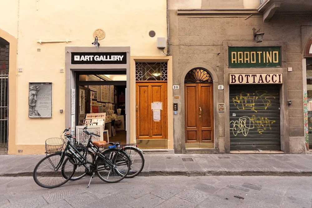 Leoni 10 in Firenze With 1 Bedrooms and 1 Bathrooms