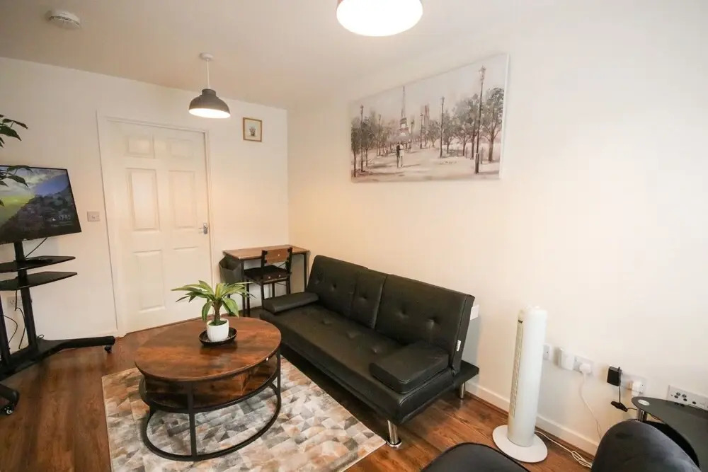 Swindon Cozy 2BR Retreat