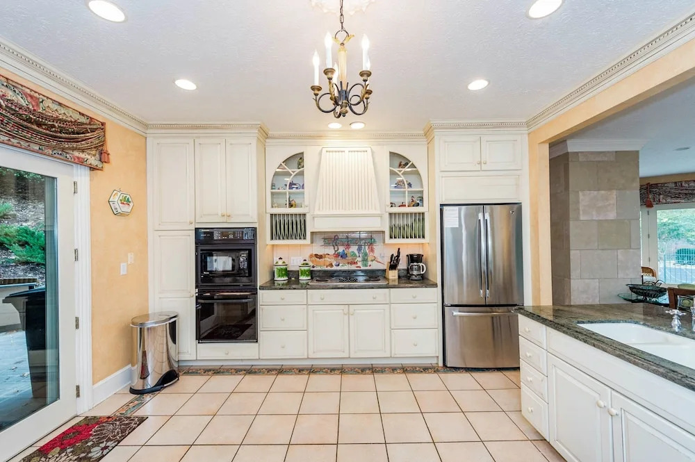 Magnificant & Private Lakefront 5 Bedroom Home