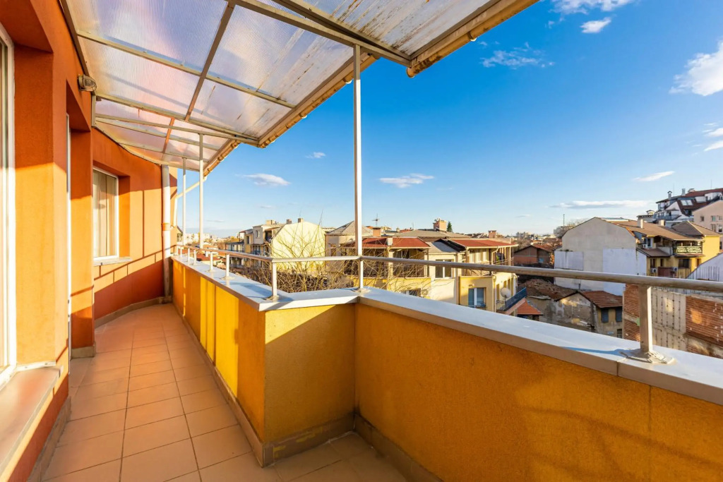 Sunny 1BD Apartment in OLD TOWN