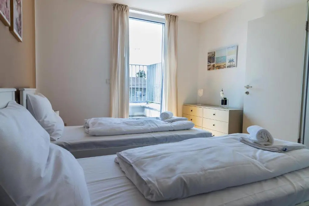 Maureen Lovely 2 Bedroom Unit with Community Pool