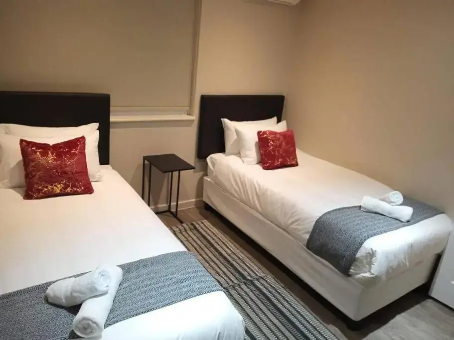 Accommodation Front - The Sails C6-18