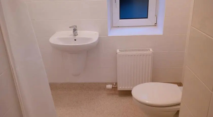 Spacious Holiday let midway between Edinburgh and Glasgow with three shower rooms
