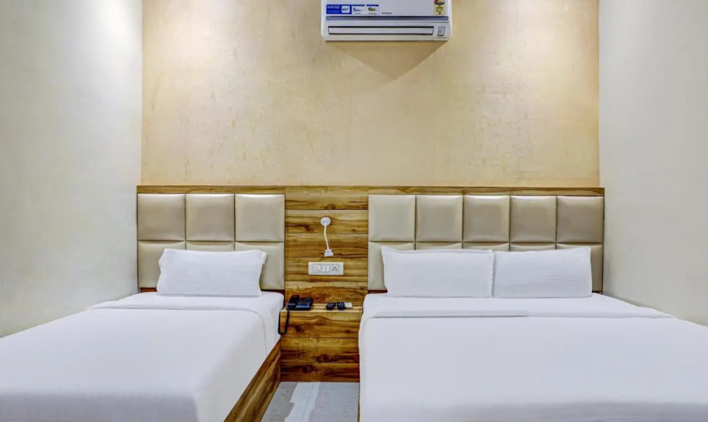 Hotel Sun City Near Saifee Hospital And HN Reliance Hospital