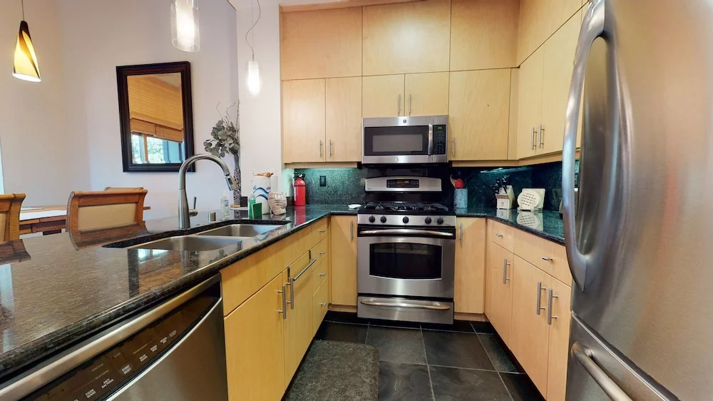 Solstice 18 Beautiful and Modern, Private Washer Dryer, Close to Eagle Lodge by RedAwning