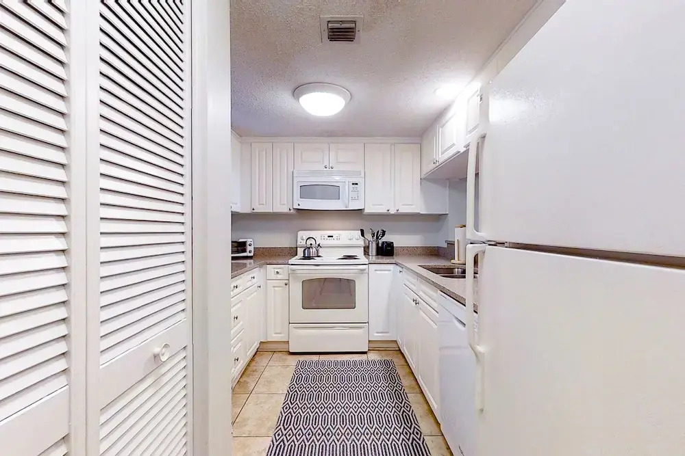 Beachfront Condo With Beach Access, Balcony, AC, Pool & Tennis