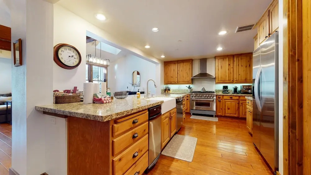Snowcreek VI The Lodges 1130 Pet-Friendly, Beautiful and Spacious, Garage and Washer Dryer by RedAwning