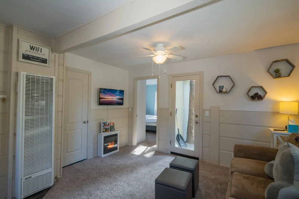 The Burrow - Charming, Cozy Cabin Close To The Lake And The Village! Fire Place! 1 Bedroom Home