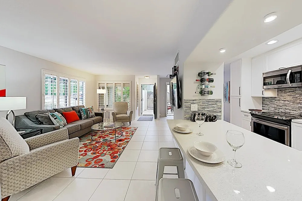 Chic Condo W/ Pool, Balcony – 1 Block To El Paseo! Condo