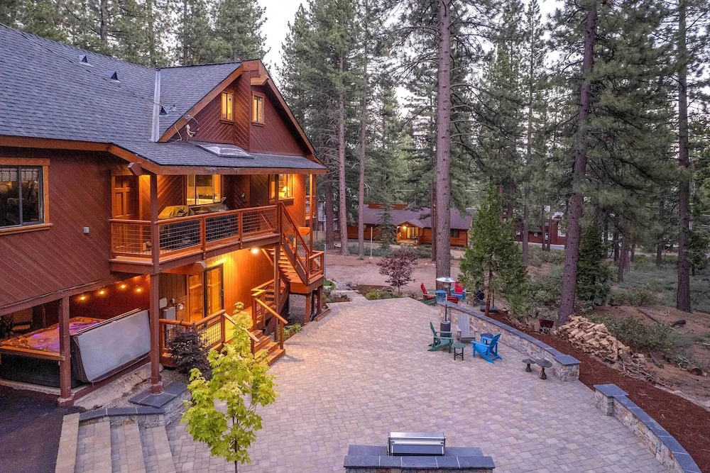 2 Blocks to Lake Tahoe! Group Gem w/ Hot Tub