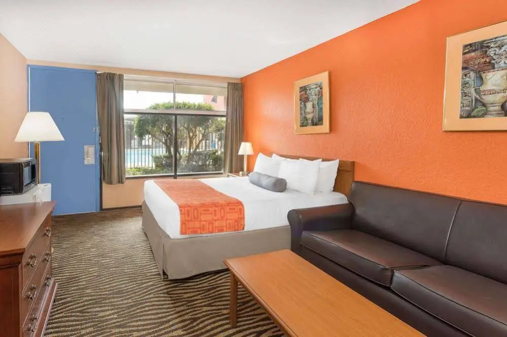Howard Johnson Inn And Suites Columbus